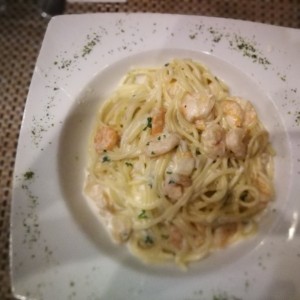 pasta en salsa blanca con camarones