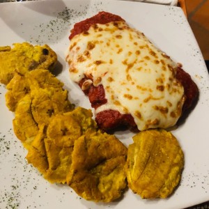 Pollo a la Parmigiana con patacones