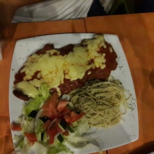 pollo ala parmagiana con spagetti al oleo