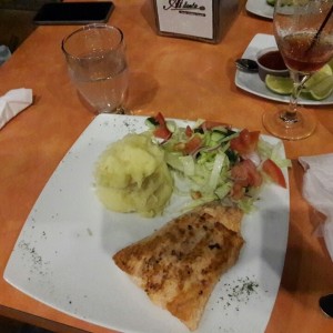 salmon con pure y ensalada