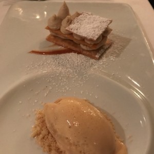 Milhoja de banana con Helado de Caramelo