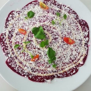 Carpaccio de remolacha con queso blanco del pais