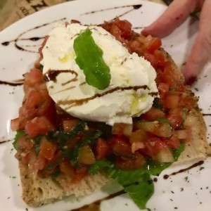 Bruschetta de tomate, albahaca y queso de cabra