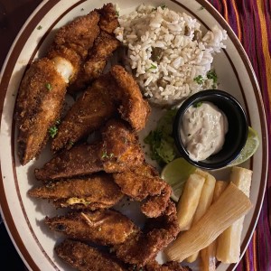 camarones apanados, arroz con guandu y yuca frita rica