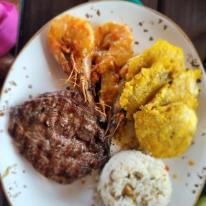 Filete y langostinos al ajillo