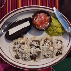 tacos de carne con queso fundido