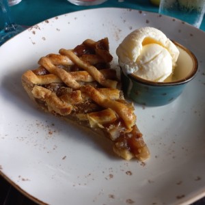 Pastel de manzana y helado