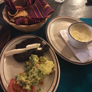 Para Compartir - Queso Fundido, Frijoles con guacamole y nachos 