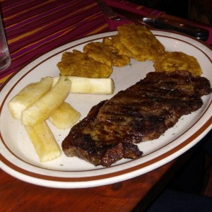 New York Steak (8 Onzas) con yuca frita y patacones.