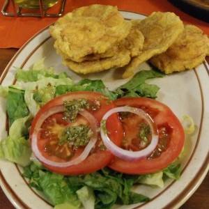 Patacones y ensalada mixta.