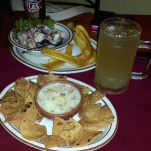 Queso fundido y ceviche mixto