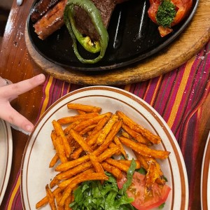 Delicioso papitas de camote con carne asado