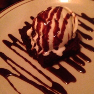 Brownie Con Nueces Y Helado De Vainilla