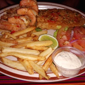 Filete de corvina al ajillo con camarones y papas fritas