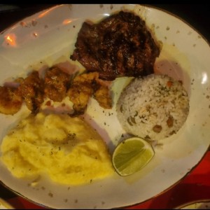 Filete de res y camarones al ajillo con pure y arroz con guandu