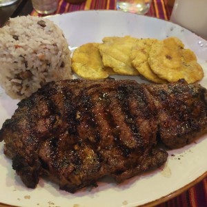 Rebay con patacones y arroz con Guandu