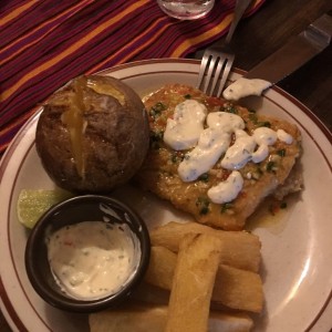 Filete de corvina con papa asada y yuca fita