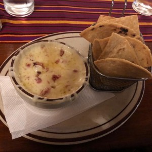 Queso Fundido con Chorizo