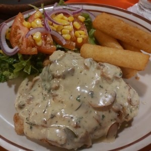 Filete de Pechuga de Pollo con Crema de  Hongo, ensalada verde y Yuca frita