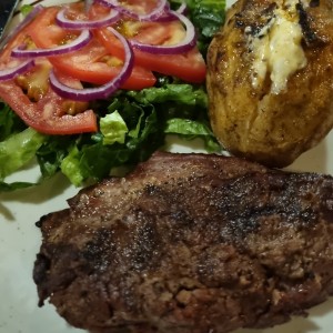 Filete de Res con papa asada y ensalada