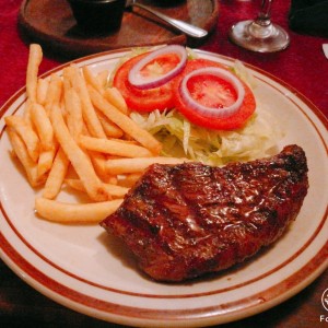 Puyazo con papas fritas y ensalada mixta.