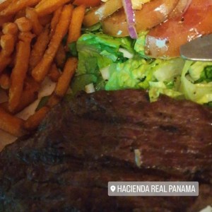 Filete de res con camote frito y ensalada.