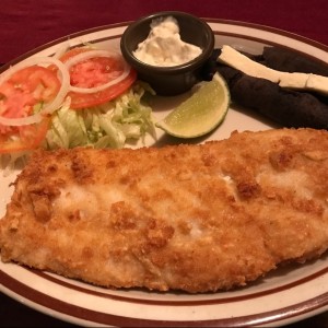 corvina apanada con frijoles y ensalada