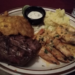 Filete de res y camarones jumbo