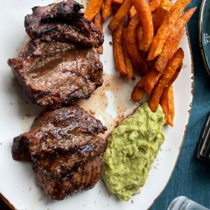 Filete de res con guacamol y camote frito