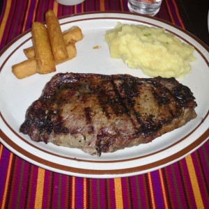 Ribeye con pure y yucas fritas