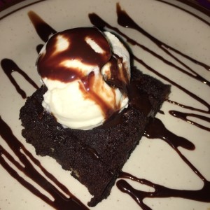 Brownie con nueces y helado de vainilla