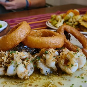 Aros de cebolla, camarones al ajillo y filete