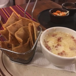 Queso Fundido con Chorizo