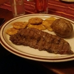 Steak new york con patacones y papa asada