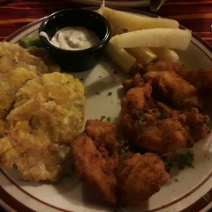 camarones apanados con patacones y yuca frita