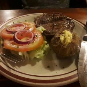 Filete con ensalada mixta y papas asadas