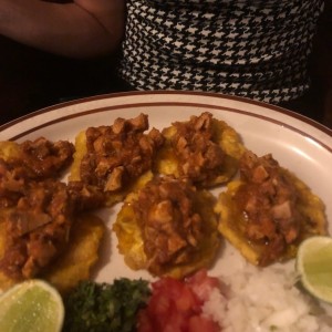 patacones con cochinilla pibil