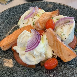 ensalada Caprese con Salmon