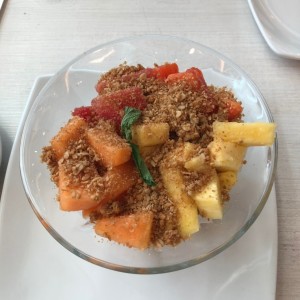 Fruta con yogurt y granola