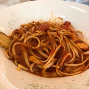 pasta de langostinos al curry y salsa marinara 