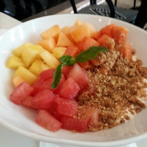 Frutas con yogur y granola