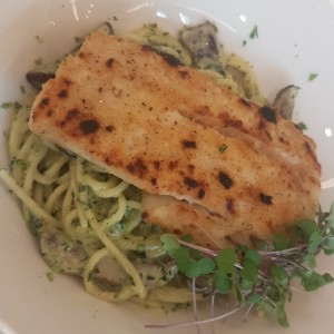 Corvina al horno sobre zpaguetti al pesto con hongos Portobello