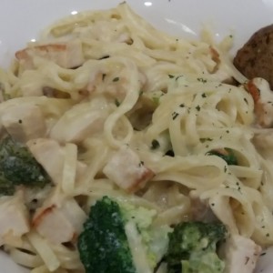 pechuga de pollo y linguini