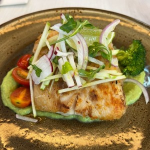 Corvina sobre pure de brocoli