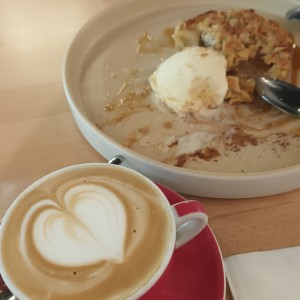 Tarta de manzana con helado