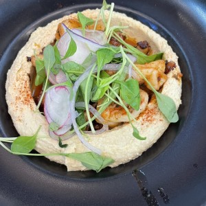 Ensalada con Humus, pulpo y porcion de Camaron