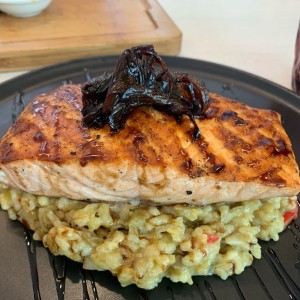 salmon con risotto de lentejas.