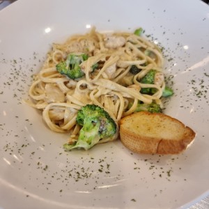 Pasta con pollo al grill $16 (puede ser cualquier pasta)