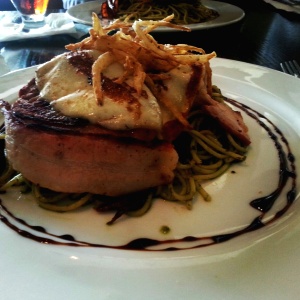 Filete de angus en camisa de bacon con pasta al pesto