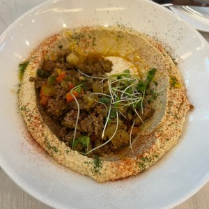 Hummus con carne